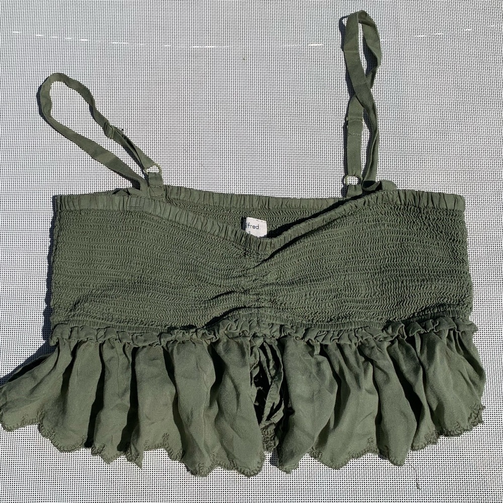 Aritzia Wilfred label stylish crop top in army green